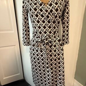 Diane Von Furstenberg Geometric Black and White wrap Dress size 4 3/4 sleeve